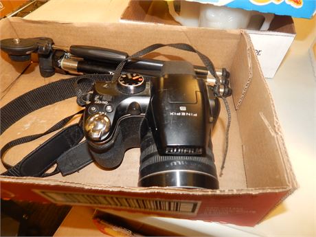 Fujifilm Fine Pix S4430 Camera & Tripod Stand