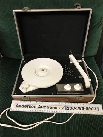 deJay Briefcase Record Player