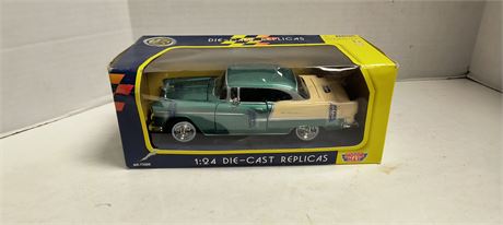 Motor Max 1:24 Scale Die Cast Replica Car