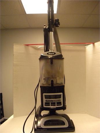 Shark Lift Away Deluxe Navigator Vacuum Cleaner