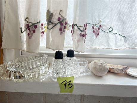 Salt and Pepper, Decor