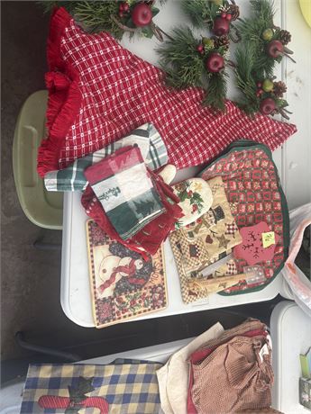 Christmas Decor, Table Cloth, Oven Mits, Cutting Board